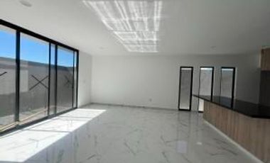Mallorca Residence. RENTA - Casa con 3 recamaras, sala de TV, pasillo lateral