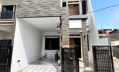 Rumah Ready 2 Lantai Baru Pasar Rebo Jakarta Timur Akses Lebar Shm Nego