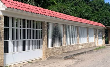 Excelente casa amplia con jardines y alberca