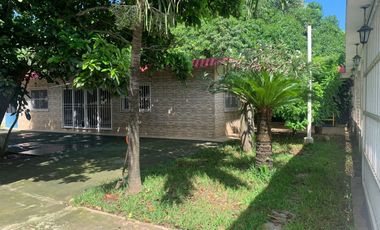 Excelente casa amplia con jardines y alberca