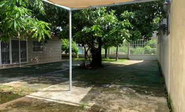 Excelente casa amplia con jardines y alberca