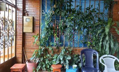 Vendo amplia casa de 2 piso 6 alcobas, quinta granada