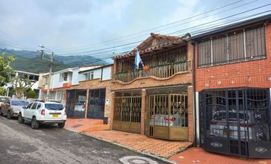 Vendo amplia casa de 2 piso 6 alcobas, quinta granada