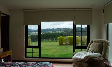 Lujosa Casa de 4 Dormitorios con Amplia Area Verde en Exclusiva Urbanización El Álamo