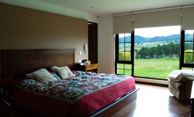 Lujosa Casa de 4 Dormitorios con Amplia Area Verde en Exclusiva Urbanización El Álamo