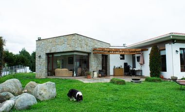 Lujosa Casa de 4 Dormitorios con Amplia Area Verde en Exclusiva Urbanización El Álamo