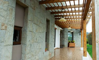 Lujosa Casa de 4 Dormitorios con Amplia Area Verde en Exclusiva Urbanización El Álamo