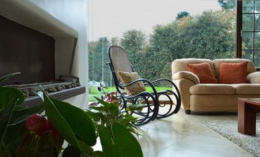 Lujosa Casa de 4 Dormitorios con Amplia Area Verde en Exclusiva Urbanización El Álamo