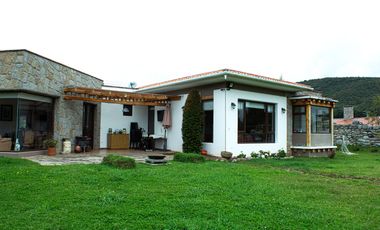 Lujosa Casa de 4 Dormitorios con Amplia Area Verde en Exclusiva Urbanización El Álamo