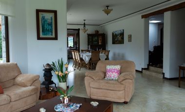 Lujosa Casa de 4 Dormitorios con Amplia Area Verde en Exclusiva Urbanización El Álamo