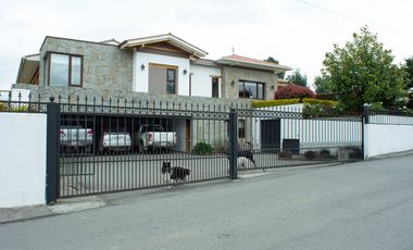 Lujosa Casa de 4 Dormitorios con Amplia Area Verde en Exclusiva Urbanización El Álamo