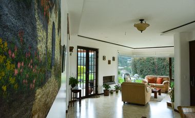 Lujosa Casa de 4 Dormitorios con Amplia Area Verde en Exclusiva Urbanización El Álamo