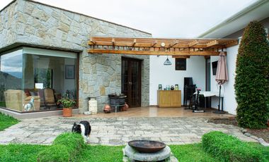 Lujosa Casa de 4 Dormitorios con Amplia Area Verde en Exclusiva Urbanización El Álamo