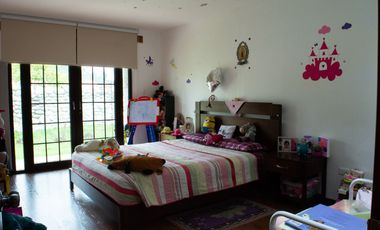 Lujosa Casa de 4 Dormitorios con Amplia Area Verde en Exclusiva Urbanización El Álamo