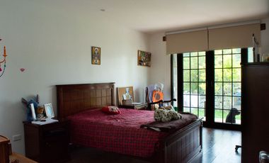 Lujosa Casa de 4 Dormitorios con Amplia Area Verde en Exclusiva Urbanización El Álamo