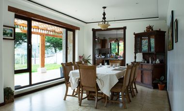 Lujosa Casa de 4 Dormitorios con Amplia Area Verde en Exclusiva Urbanización El Álamo