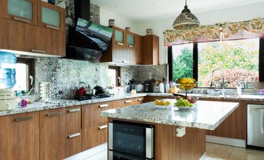 Lujosa Casa de 4 Dormitorios con Amplia Area Verde en Exclusiva Urbanización El Álamo