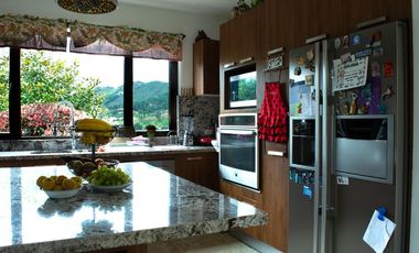 Lujosa Casa de 4 Dormitorios con Amplia Area Verde en Exclusiva Urbanización El Álamo