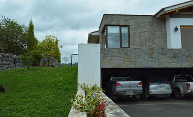 Lujosa Casa de 4 Dormitorios con Amplia Area Verde en Exclusiva Urbanización El Álamo