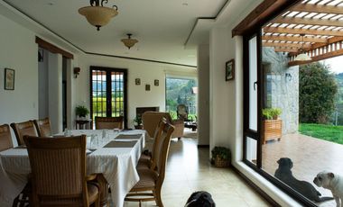 Lujosa Casa de 4 Dormitorios con Amplia Area Verde en Exclusiva Urbanización El Álamo