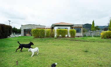 Lujosa Casa de 4 Dormitorios con Amplia Area Verde en Exclusiva Urbanización El Álamo