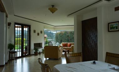 Lujosa Casa de 4 Dormitorios con Amplia Area Verde en Exclusiva Urbanización El Álamo