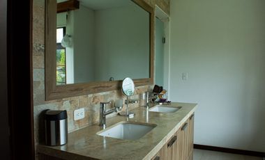 Lujosa Casa de 4 Dormitorios con Amplia Area Verde en Exclusiva Urbanización El Álamo