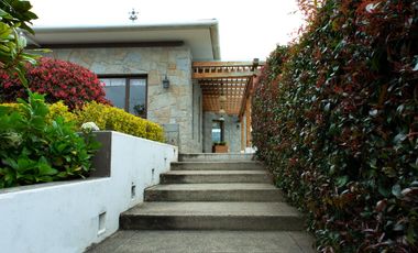 Lujosa Casa de 4 Dormitorios con Amplia Area Verde en Exclusiva Urbanización El Álamo