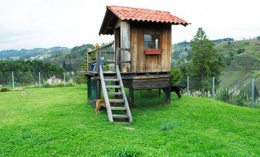 Lujosa Casa de 4 Dormitorios con Amplia Area Verde en Exclusiva Urbanización El Álamo