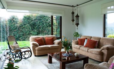 Lujosa Casa de 4 Dormitorios con Amplia Area Verde en Exclusiva Urbanización El Álamo