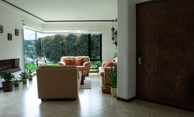 Lujosa Casa de 4 Dormitorios con Amplia Area Verde en Exclusiva Urbanización El Álamo