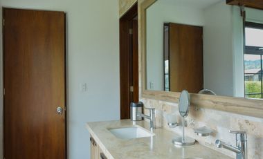 Lujosa Casa de 4 Dormitorios con Amplia Area Verde en Exclusiva Urbanización El Álamo