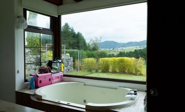 Lujosa Casa de 4 Dormitorios con Amplia Area Verde en Exclusiva Urbanización El Álamo