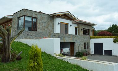 Lujosa Casa de 4 Dormitorios con Amplia Area Verde en Exclusiva Urbanización El Álamo