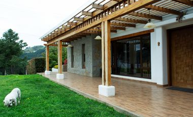 Lujosa Casa de 4 Dormitorios con Amplia Area Verde en Exclusiva Urbanización El Álamo