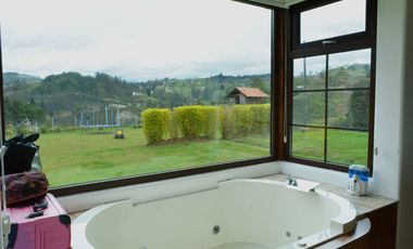 Lujosa Casa de 4 Dormitorios con Amplia Area Verde en Exclusiva Urbanización El Álamo