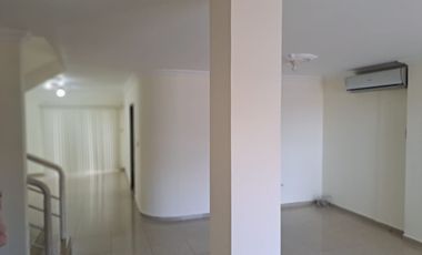 Via la Costa, Renta de Linda Casa de 4 dormitorios sin muebles