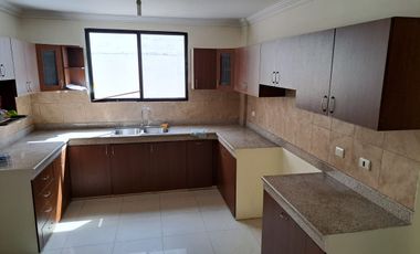 Via la Costa, Renta de Linda Casa de 4 dormitorios sin muebles