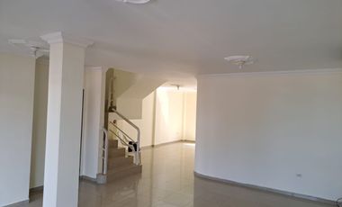 Via la Costa, Renta de Linda Casa de 4 dormitorios sin muebles