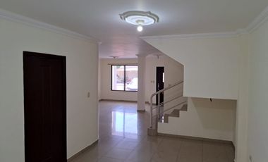 Via la Costa, Renta de Linda Casa de 4 dormitorios sin muebles