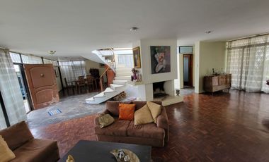 Alquiler de Casa comercial de 516 Metros en el sector Batan bajo, Quito norte