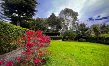 CASA EN VENTA EN LA ZONA CENTRO DE AVANDARO EN VALLE DE BRAVO