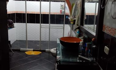 VENDO PROPIEDAD DE TRES PISOS EN CISNEROS ANTIOQUIA.