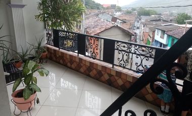 VENDO PROPIEDAD DE TRES PISOS EN CISNEROS ANTIOQUIA.