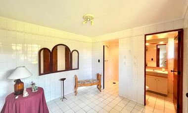 Se vende amplia casa frente a Av. España, con exclusivo terreno de 3.000m2