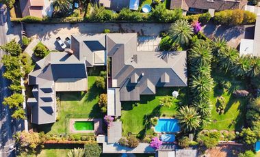 Se vende amplia casa frente a Av. España, con exclusivo terreno de 3.000m2