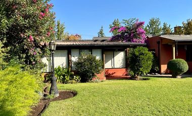 Se vende amplia casa frente a Av. España, con exclusivo terreno de 3.000m2