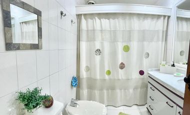 Se vende amplia casa frente a Av. España, con exclusivo terreno de 3.000m2