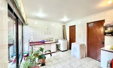 Se vende amplia casa frente a Av. España, con exclusivo terreno de 3.000m2