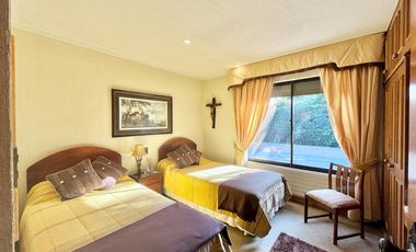 Se vende amplia casa frente a Av. España, con exclusivo terreno de 3.000m2